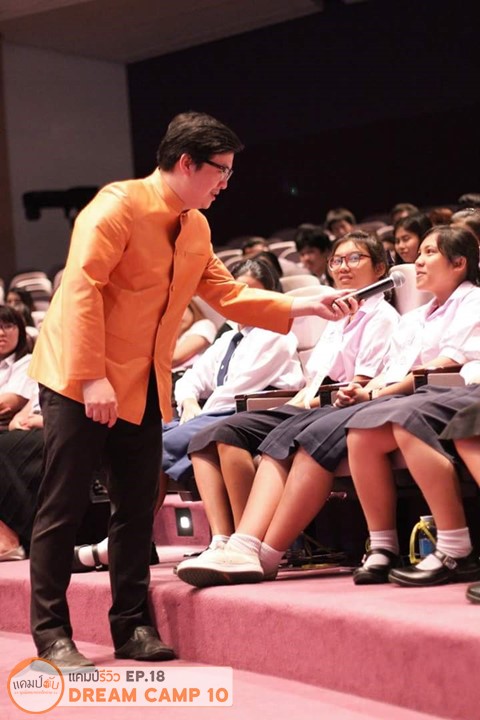 อาจารย์ยื่นไมค์ให้พวกเราถามข้อสงสัยเกี่ยวกับการเรียนเภสัช แบบกันเองมากๆ